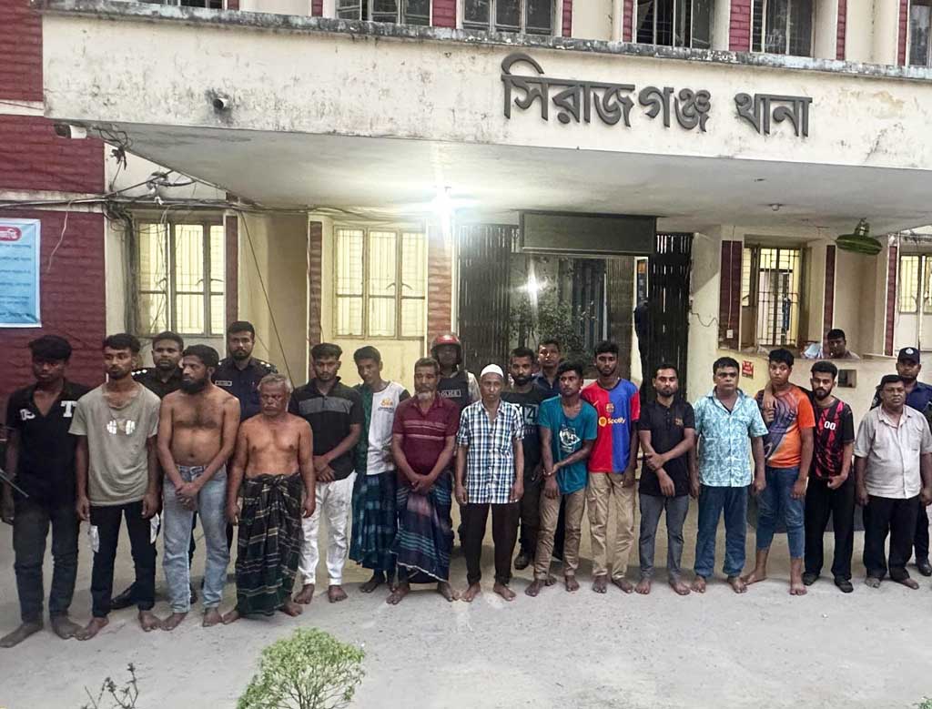 সিরাজগঞ্জে দুই মহল্লাবাসীর সংঘর্ষে আহত ৩০, যৌথ বাহিনীর অভিযানে গ্রেপ্তার ১৭