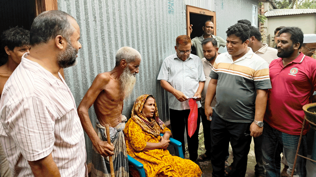 দুয়ারে দুয়ারে সাদা খামে ওষুধের টাকা