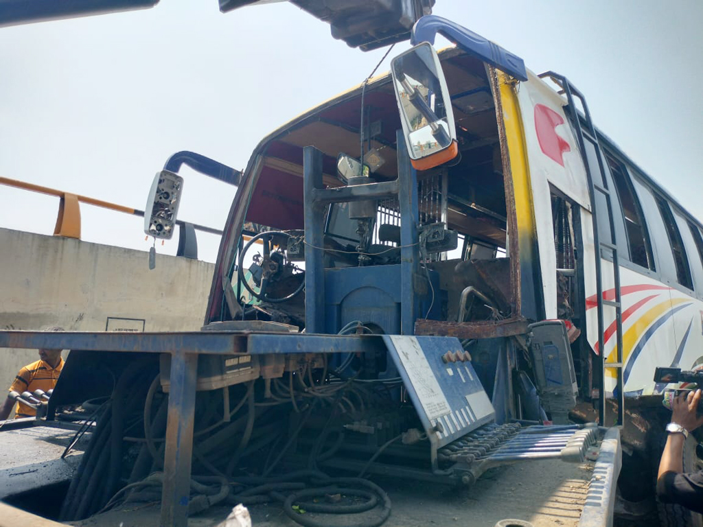 চাকা ফেটে নিয়ন্ত্রণ হারিয়ে সড়ক বিভাজক ও ওভারব্রিজে বাসের ধাক্কা, চালকসহ নিহত ৩