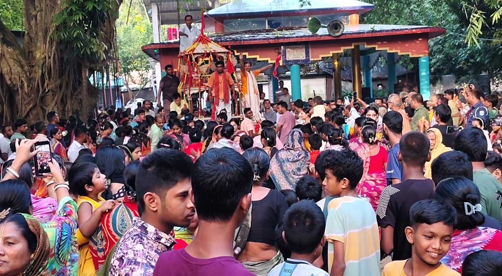 সিরাজগঞ্জে উৎসবমুখর পরিবেশে রথযাত্রা