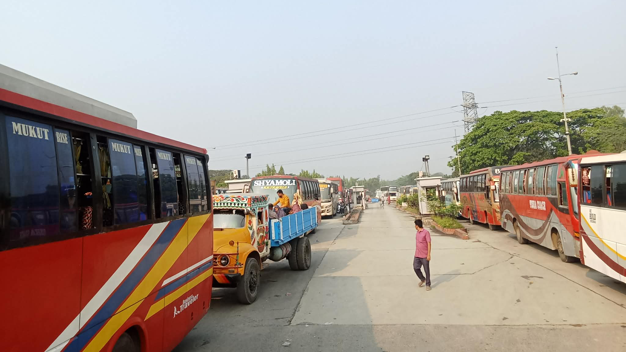 যমুনা সেতুর পশ্চিম মহাসড়কে যানজট, ভোগান্তিতে ঢাকামুখী যাত্রীরা