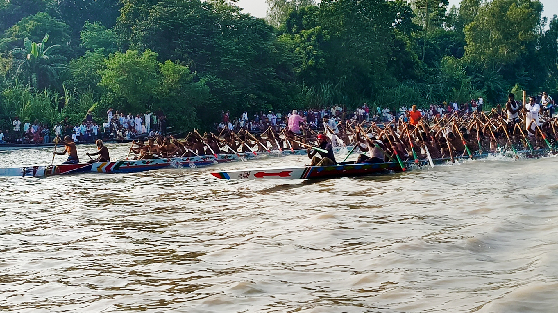 বেলকুচিতে নৌকাবাইচ ঘিরে উৎসবের আমেজ