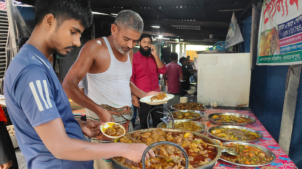 যমুনার টাটকা মাছের ‘গোলাম হোটেল’: দেশি স্বাদের খোঁজে ভিড় দূর-দূরান্তের অতিথির