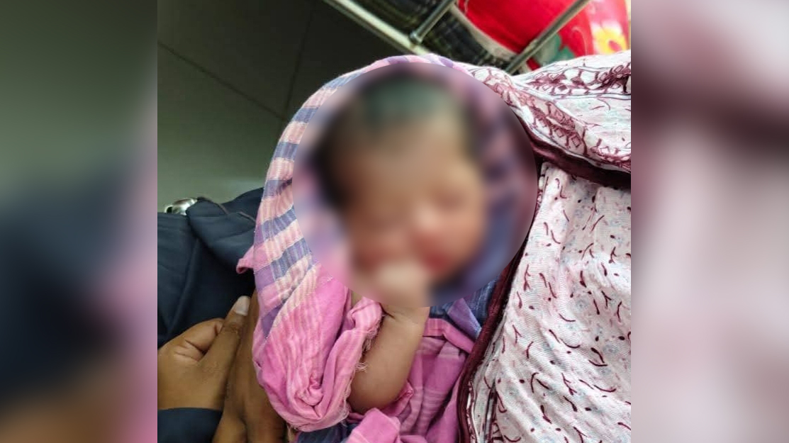 ফুটপাতে জন্ম, নবজাতক রেখে পালালেন মা