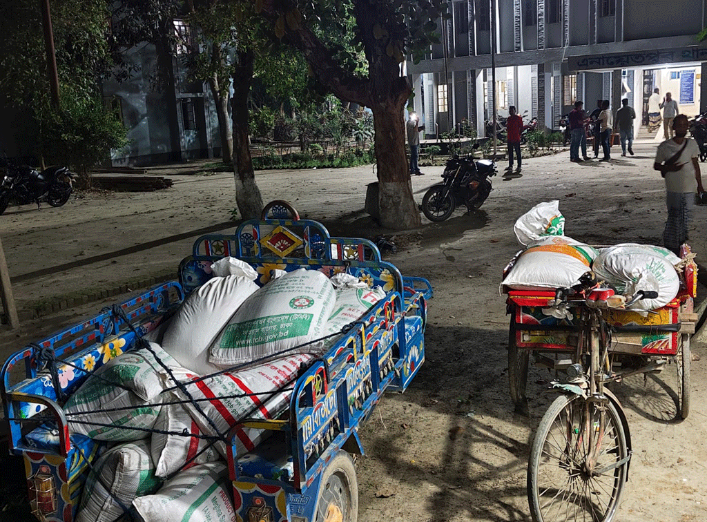 এনায়েতপুরে টিসিবির ১৮ বস্তা চাল জব্দ, দুজন আটক