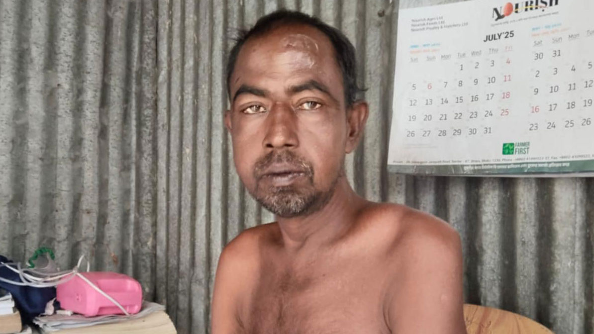 কিডনি রোগে আক্রান্ত পত্রিকা বিক্রেতা শহিদুলের বাঁচার আকুতি