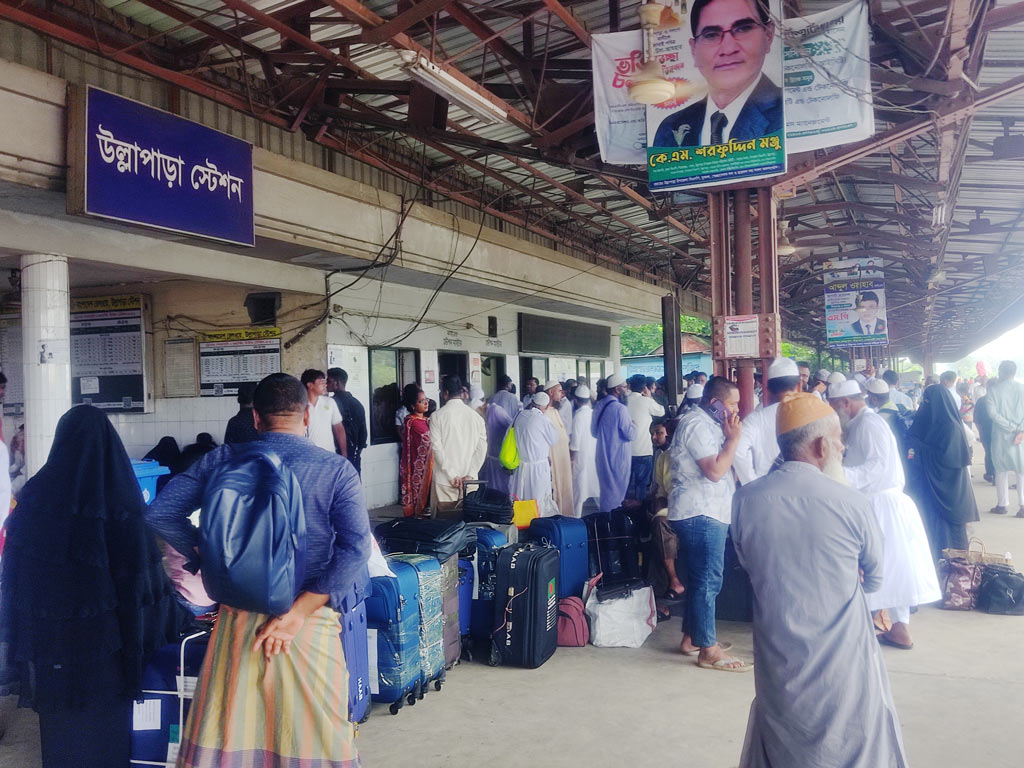 রবীন্দ্র বিশ্ববিদ্যালয়ের শিক্ষার্থীদের রেল অবরোধ, ট্রেনযাত্রীদের ভোগান্তি