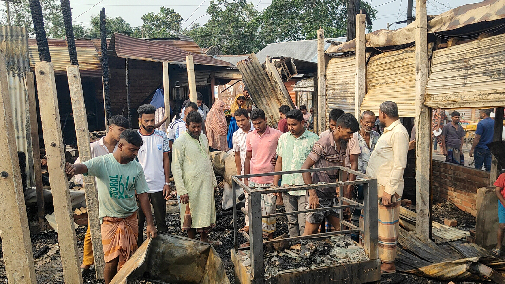 সিরাজগঞ্জে অগ্নিকাণ্ডে সাত দোকান পুড়ে ছাই