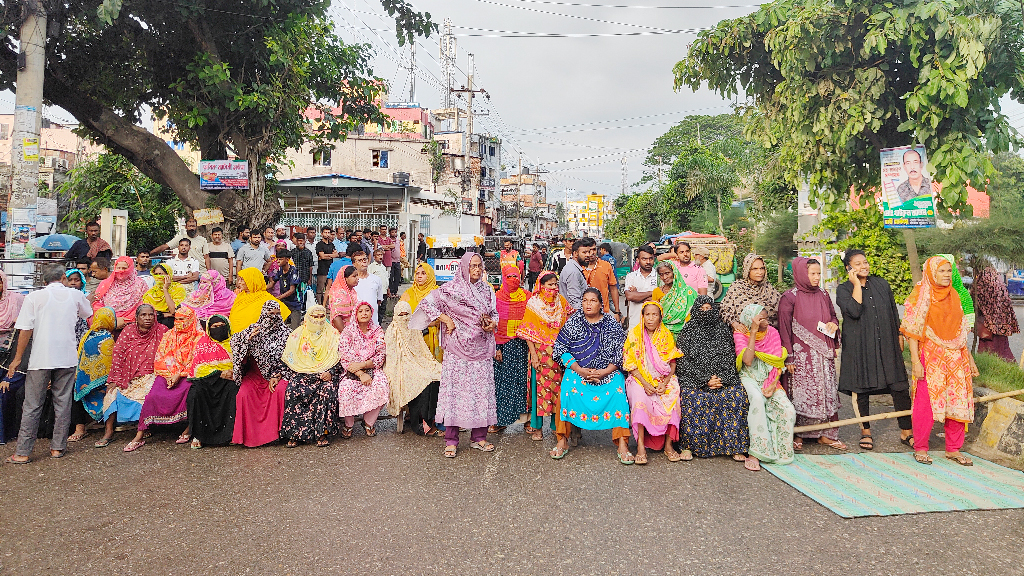 সিরাজগঞ্জে স্বেচ্ছাসেবক দল নেতার শাস্তি দাবিতে সড়ক অবরোধ, যানজটে ভোগান্তি