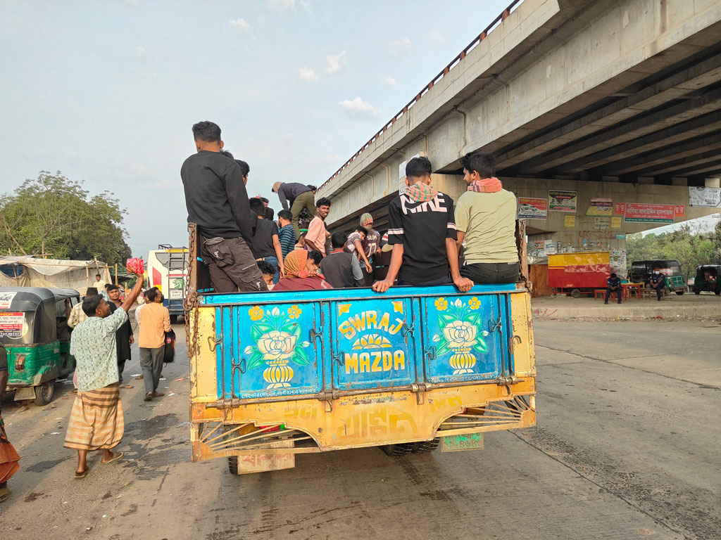 ঈদে ঘরমুখী মানুষের ঢল, বাস না পেয়ে কেউ কেউ ফিরছেন ট্রাকে
