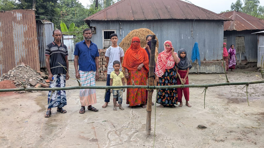বাঁশের বেড়ায় বন্ধ যাতায়াতের পথ, ভোগান্তিতে ২৩ পরিবার