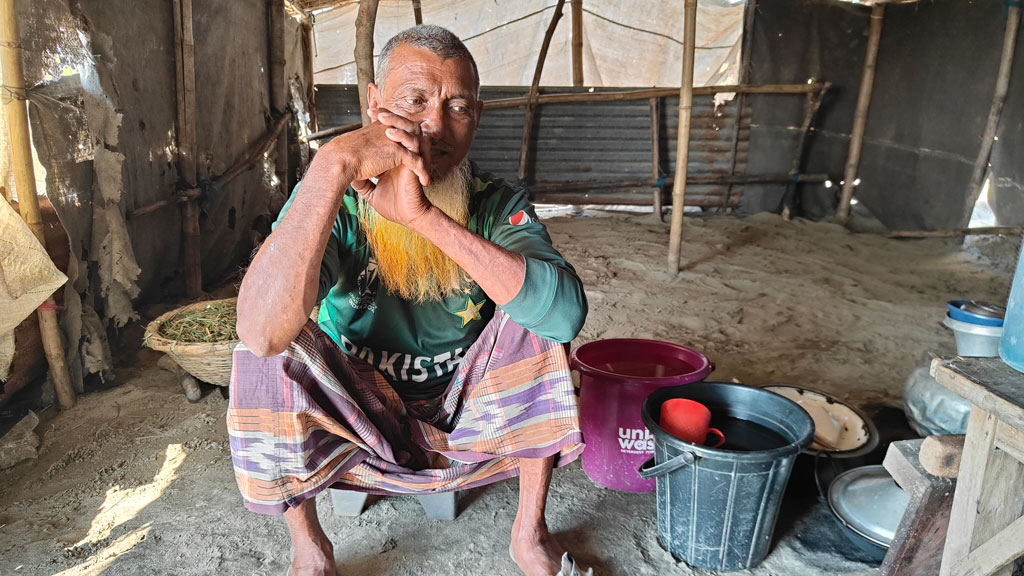 যমুনার ভাঙনে সর্বস্ব হারিয়ে আশ্রয়ের খোঁজে আব্দুল রাজ্জাক দম্পতি