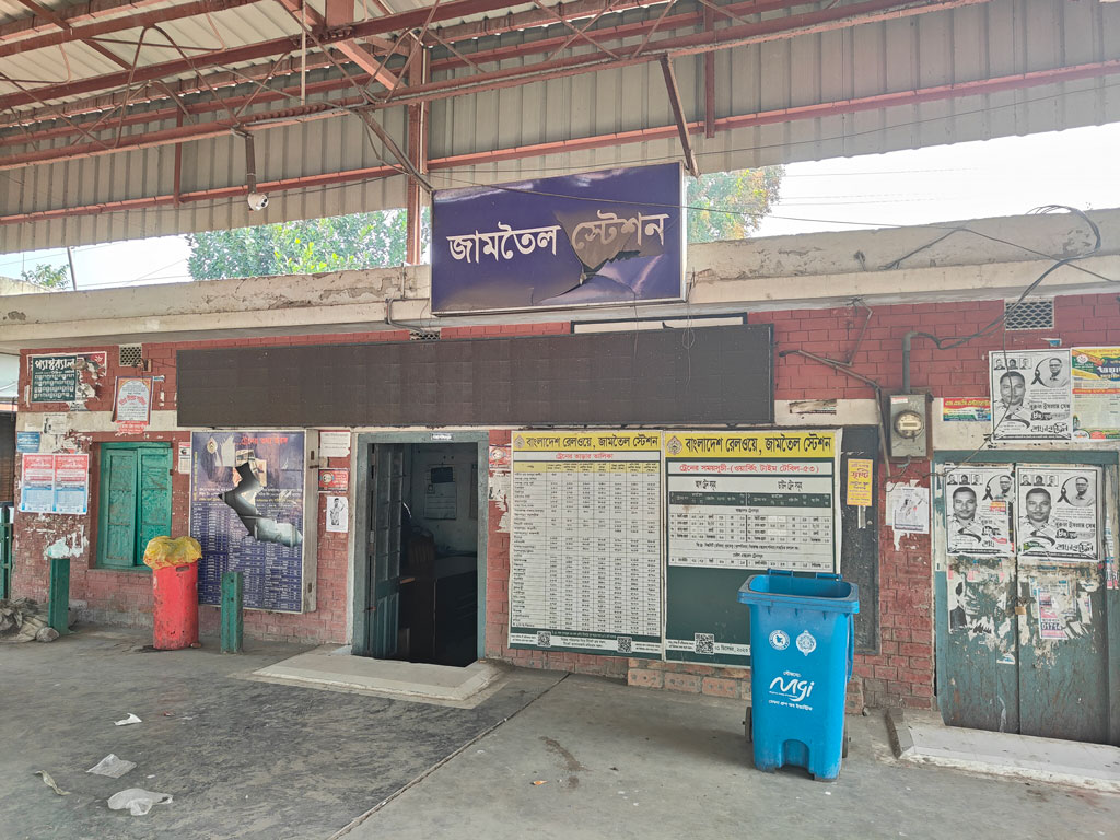 সিরাজগঞ্জে চলন্ত ট্রেন থেকে নামতে গিয়ে যুবকের মৃত্যু