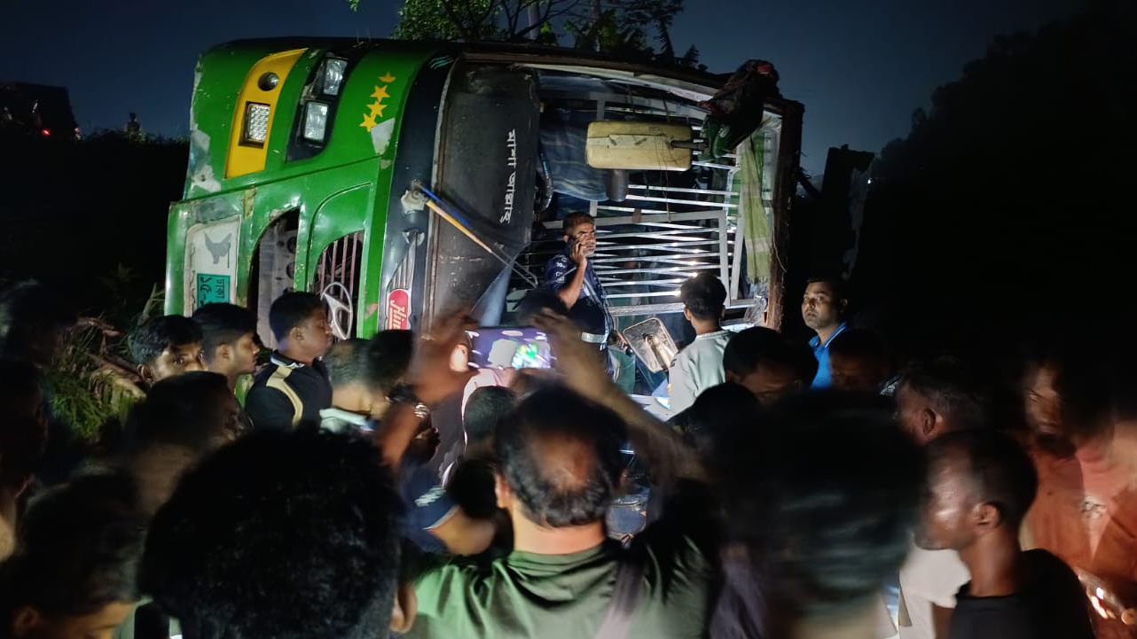 সিরাজগঞ্জে ডিপজল পরিবহনের বাস খাদে, আহত অন্তত ১০