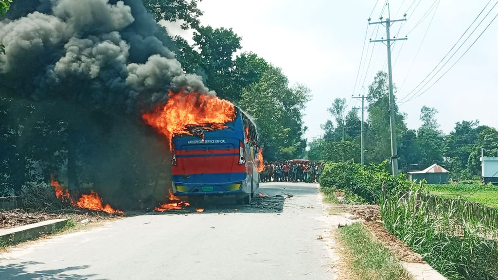 বাসচাপায় কিশোর নিহত, জনতার আগুনে পুড়ল বাস