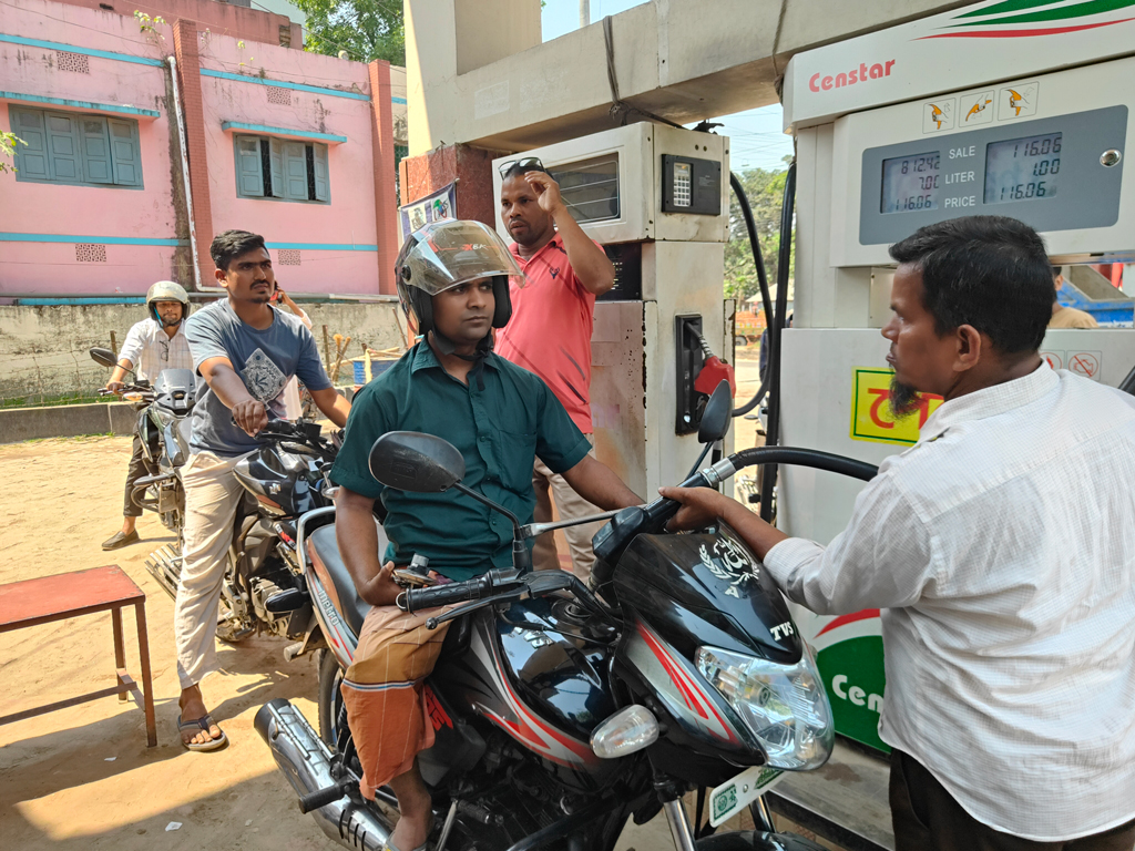 ফুয়েল কার্ডে কমেছে ভোগান্তি, তেল পাচ্ছেন চালকেরা