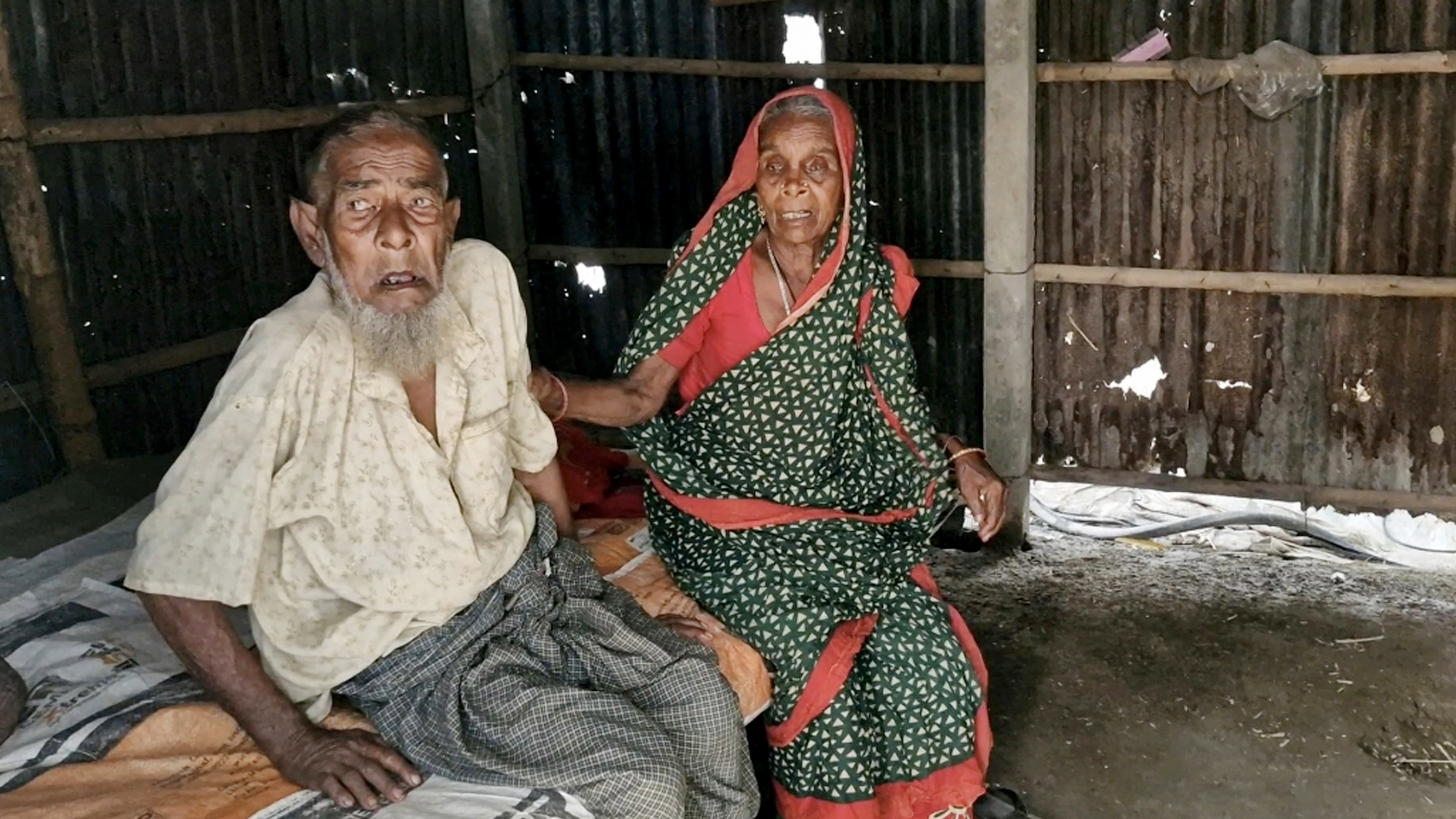 ১০ সন্তানের বাবা-মা, তবু দুবেলা খাবারের জন্য অন্যের দ্বারে