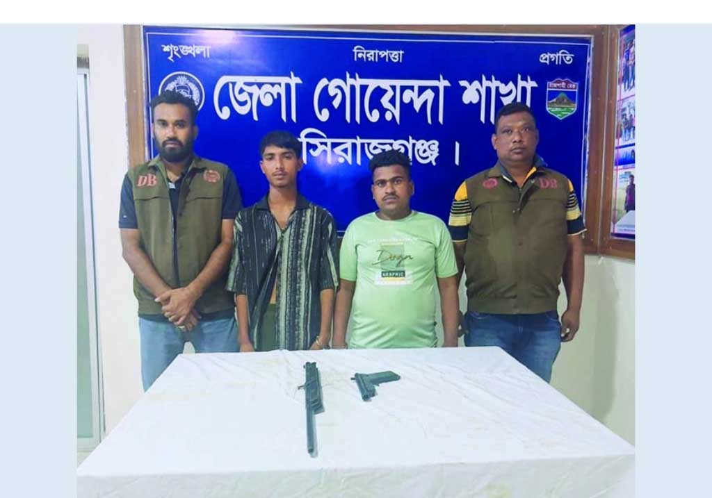 পুলিশ দেখে পালানোর চেষ্টা, অস্ত্রসহ দুই যুবক আটক