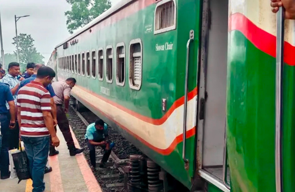 সিরাজগঞ্জে সিল্কসিটি এক্সপ্রেসের বগি লাইনচ্যুত, রেলওয়ের ৫ সদস্যের তদন্ত কমিটি