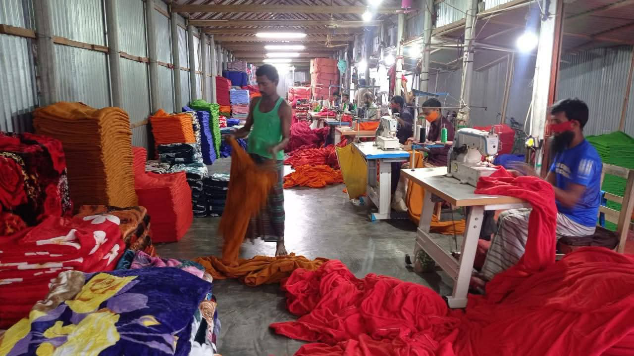 কাজীপুরের কম্বলপল্লিতে বেড়েছে ব্যস্ততা