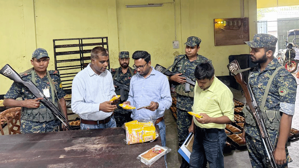 সিরাজগঞ্জে অস্বাস্থ্যকর পরিবেশে খাদ্য তৈরি, জরিমানা