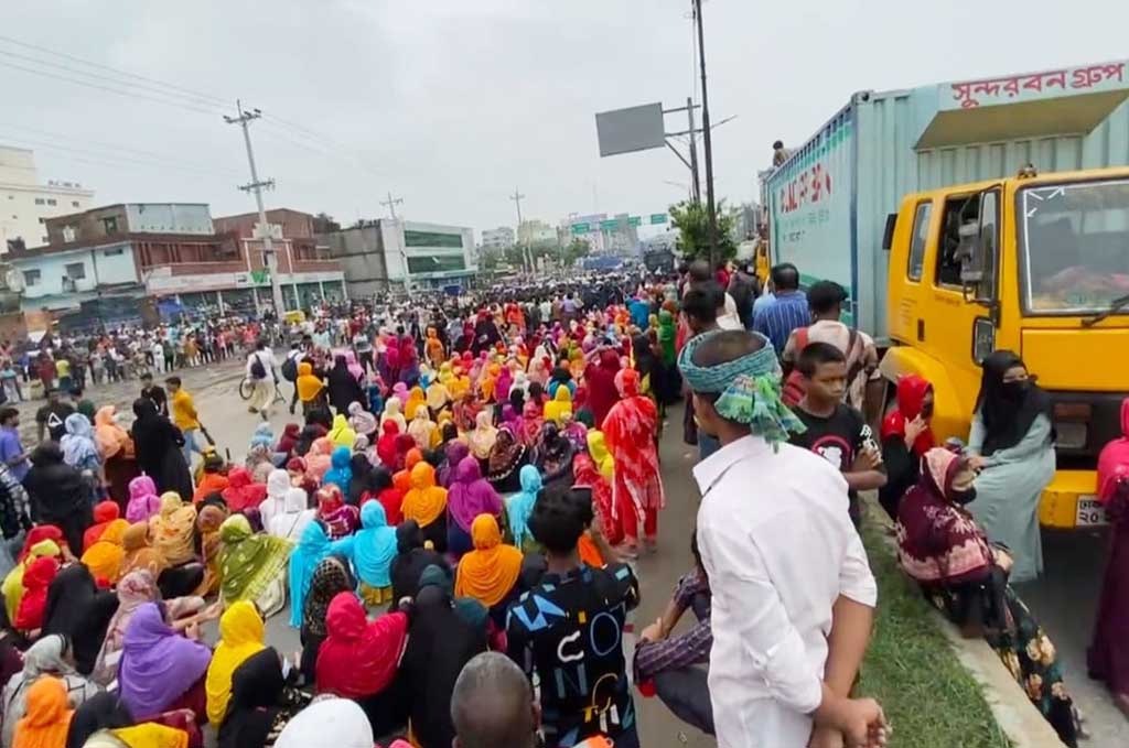 সাভারে বকেয়া বেতনের দাবিতে পোশাকশ্রমিকদের সড়ক অবরোধ