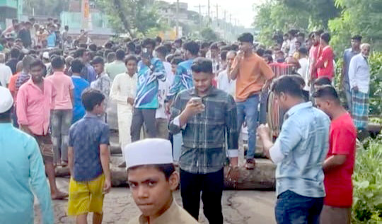 রায়পুরে বাসের ধাক্কায় মাদ্রাসাছাত্রী নিহত, আড়াই ঘণ্টা সড়ক অবরোধ বিক্ষুব্ধ এলাকাবাসীর