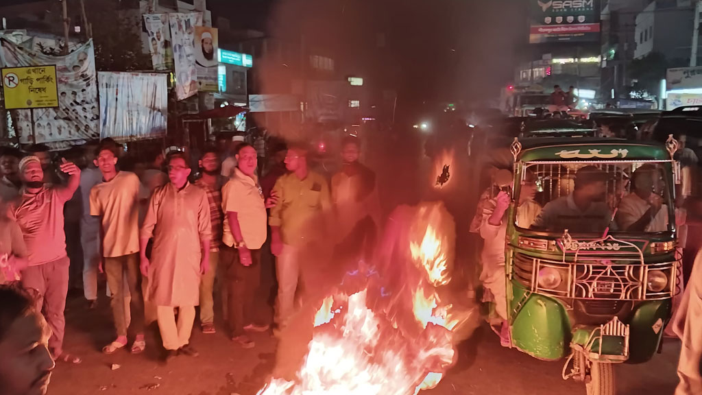 ফটিকছড়িতে মনোনয়ন না পাওয়ায় বিএনপির নেতার সমর্থকদের সড়ক অবরোধ