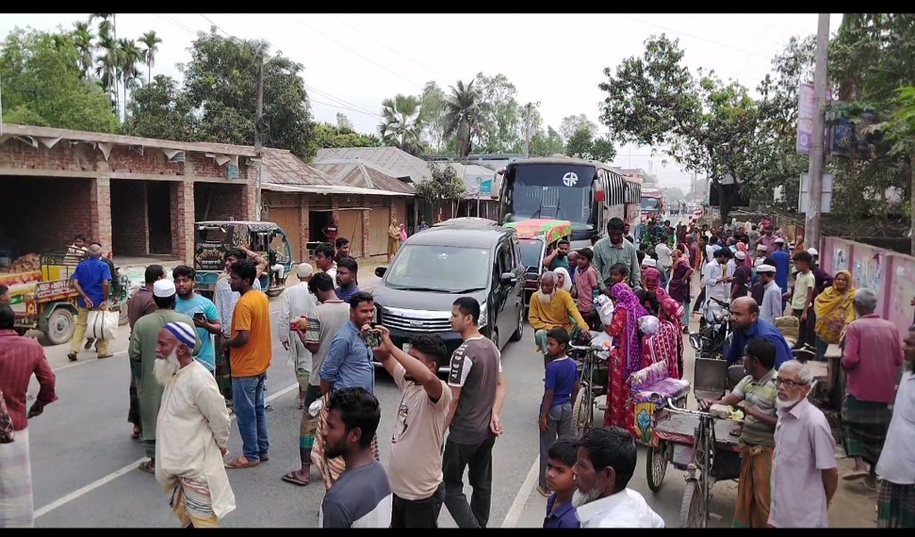 গাইবান্ধায় ভিজিএফের চাল বিতরণে অনিয়মের অভিযোগ, সড়ক অবরোধ করে বিক্ষোভ