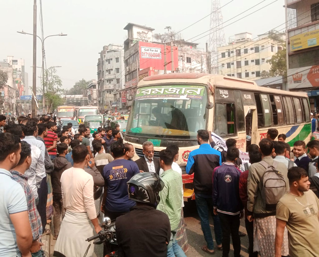 রামপুরায় বাসচাপায় কিশোর নিহতের বিচারের দাবিতে সড়ক অবরোধ