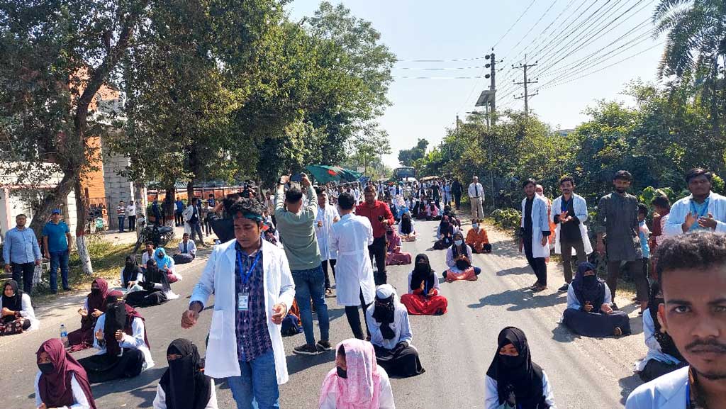 বাগেরহাটে ৪ দফা দাবিতে ম্যাটস শিক্ষার্থীদের সড়ক অবরোধ