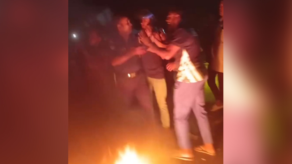 সাতক্ষীরায় জ্বালানি তেল না পেয়ে সড়ক অবরোধ, আধা ঘণ্টা যান চলাচল বন্ধ