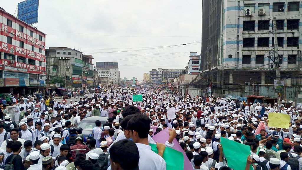 ফুটওভার ব্রিজ নির্মাণের আশ্বাসে মহাসড়ক ছাড়ল বিক্ষুব্ধ শিক্ষার্থীরা, ১৫ কিলোমিটার যানজট  ‎
