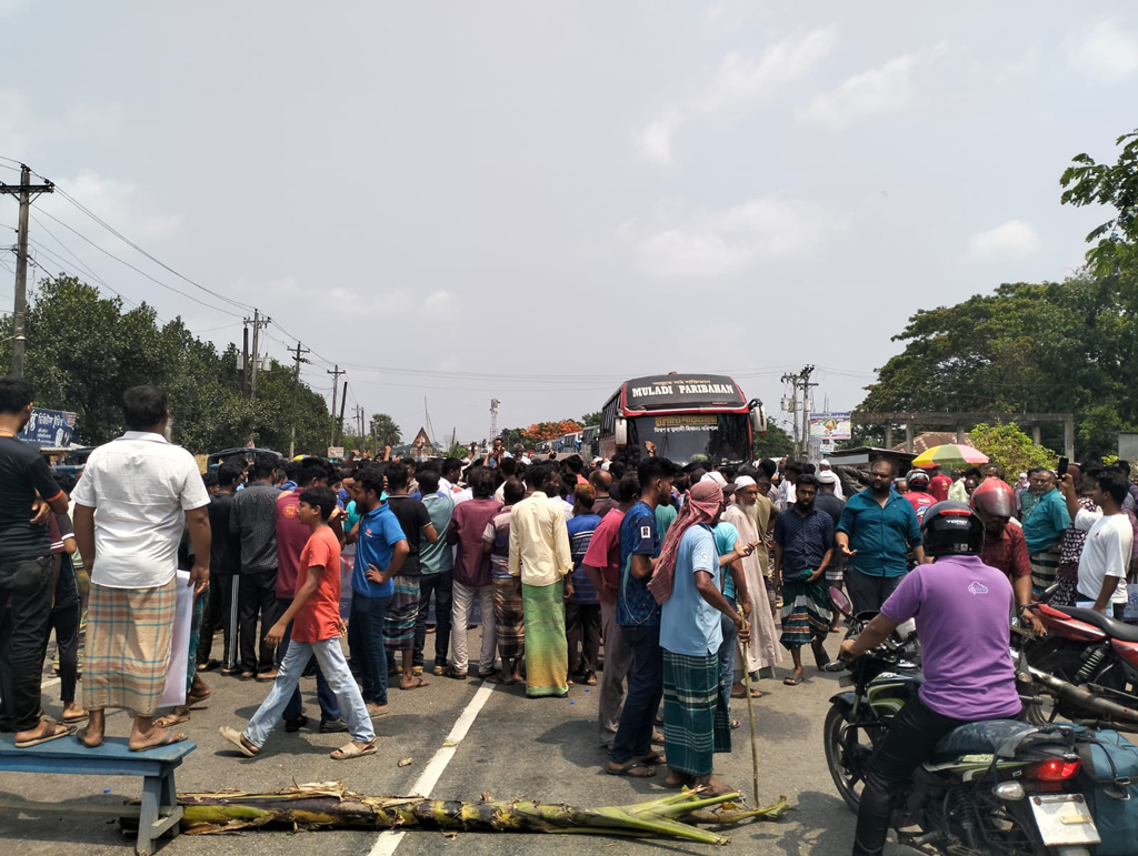 ফুটওভার ব্রিজের দাবিতে বরিশাল-ঢাকা মহাসড়ক অবরোধ