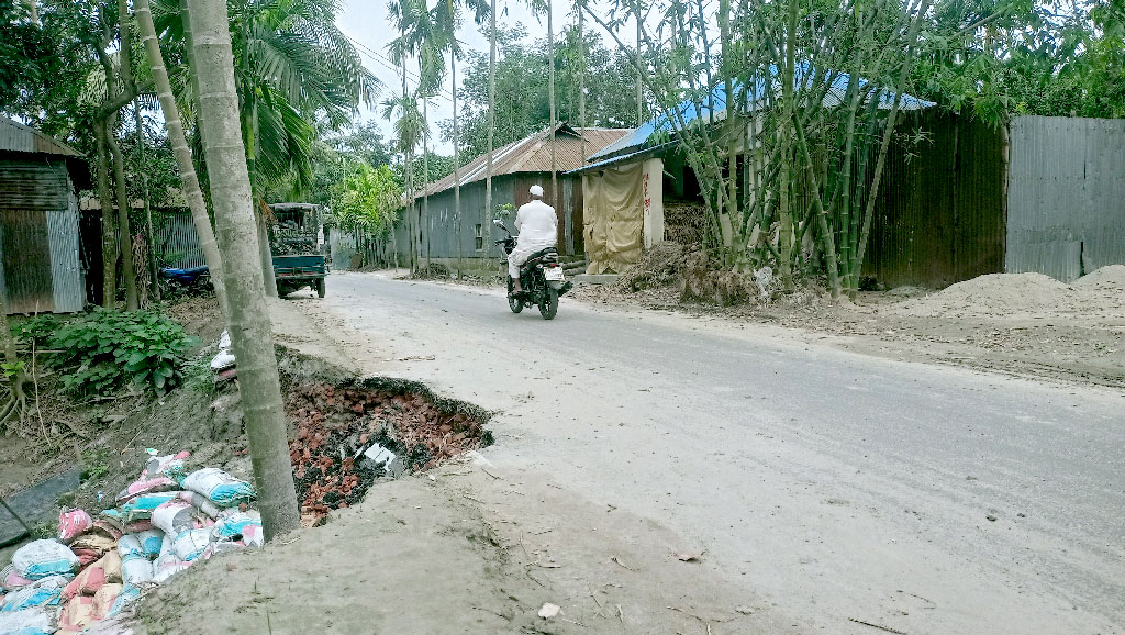 নির্মাণ শেষ হতে না হতেই বৃষ্টিতে ভেঙে যাচ্ছে সড়ক