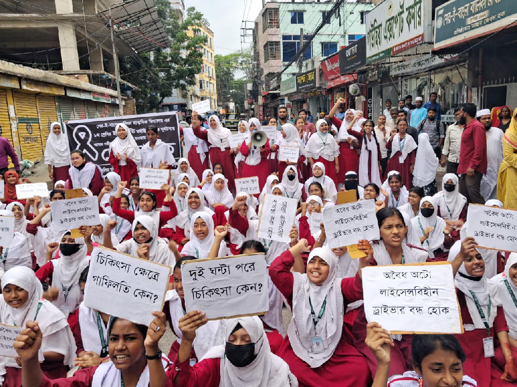 বরিশালে সড়কে স্কুলছাত্রী নিহত, প্রতিবাদে সহপাঠীদের অবরোধ