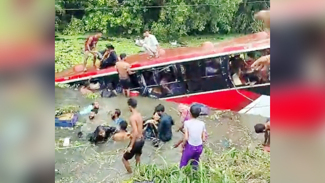 ফরিদপুরের ভাঙ্গায় যাত্রীবাহী বাস ডোবায়, নারী-শিশুসহ আহত অন্তত ২০