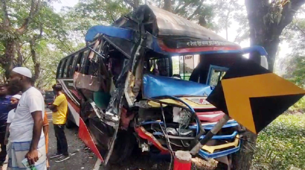 পিরোজপুর-বরিশাল আঞ্চলিক মহাসড়কে দুই বাসের মুখোমুখি সংঘর্ষে আহত ৭