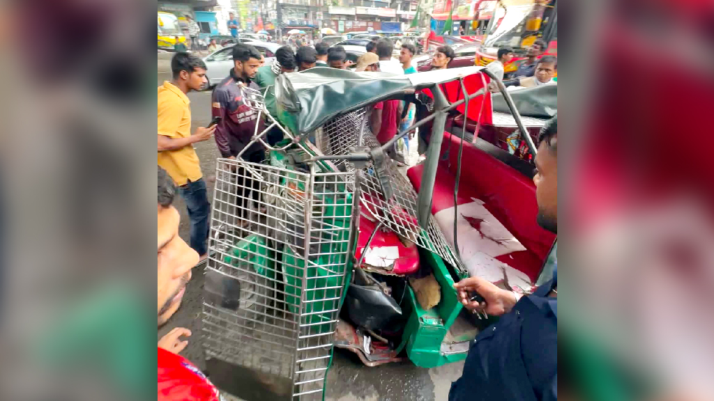 চট্টগ্রামে স্কুলবাসের ধাক্কায় ৪ যান ক্ষতিগ্রস্ত, আহত অন্তত ৪