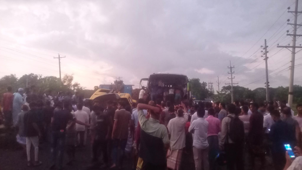 ত্রিশালে বাস-ট্রাক সংঘর্ষে নিহত ১