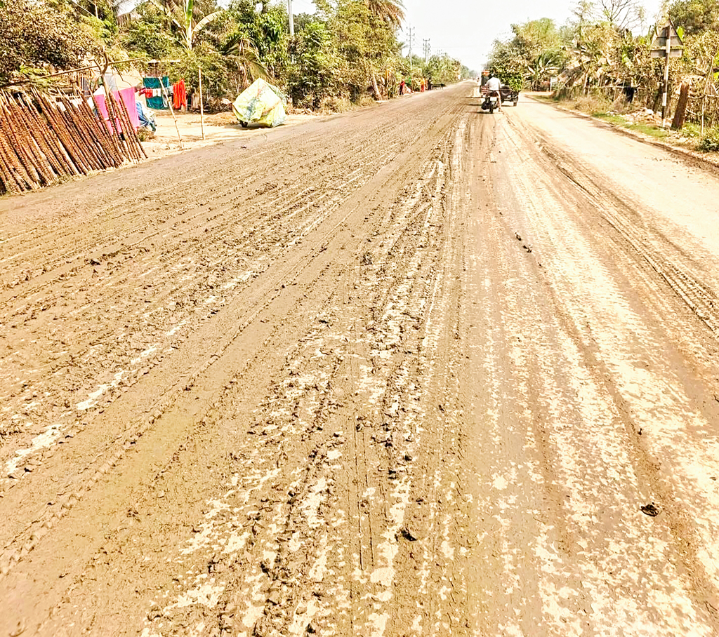 ভাটার মাটিতে সড়ক নষ্ট