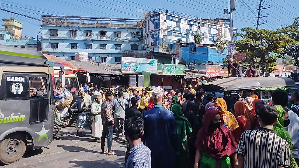 চট্টগ্রামে বকেয়া বেতনের দাবিতে পোশাকশ্রমিকদের সড়ক অবরোধ