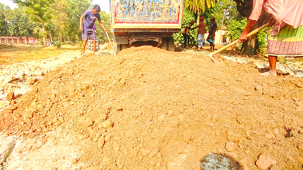 বালুর বদলে মাটি ব্যবহার,  প্রতিবাদে কাজ বন্ধ