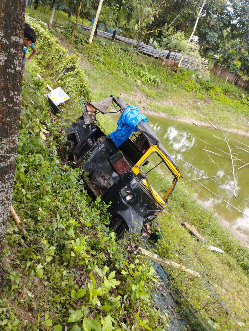 নিজের অটোরিকশায় মেয়েকে স্কুলে নিয়ে যাচ্ছিলেন বাবা, সড়কে দুজনেরই মৃত্যু