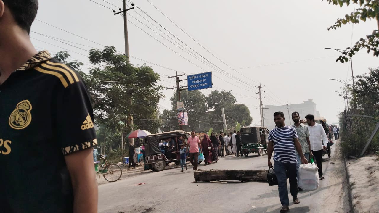 গাজীপুরে বেতনের দাবিতে বেক্সিমকোর শ্রমিকদের সড়ক অবরোধ, বিক্ষোভ