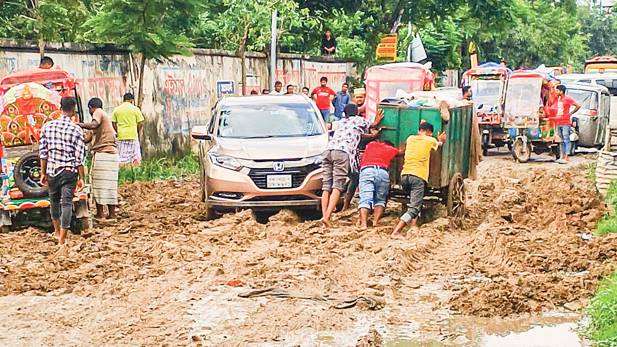 ভাঙাচোরা সড়কে ঢাকাজুড়ে ভোগান্তি
