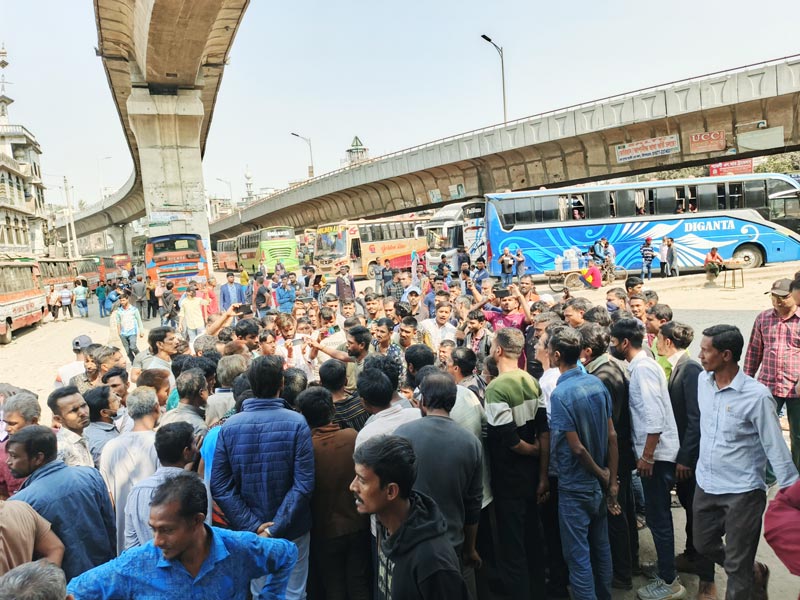 রাজধানীর সায়দাবাদ এলাকায় জনপদের মোড় অবরোধ করেছেন বাসশ্রমিকেরা। ছবি: আজকের পত্রিকা