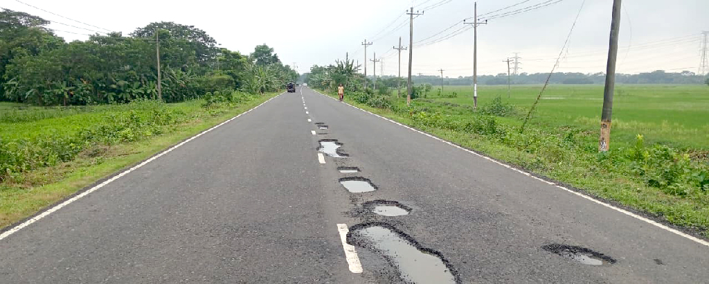 পটুয়াখালী-কুয়াকাটা মহাসড়ক: সংস্কারের ১৫ দিন বাদেই খানাখন্দ, তদন্ত দাবি