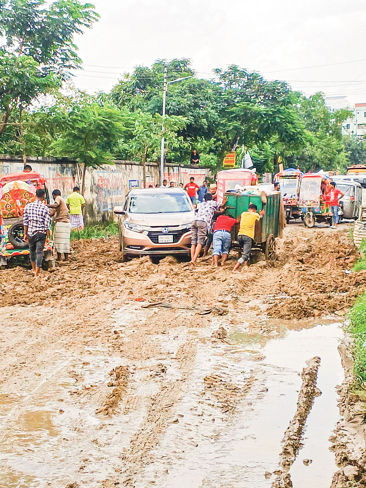 ভাঙাচোরা সড়কে ঢাকাজুড়ে ভোগান্তি