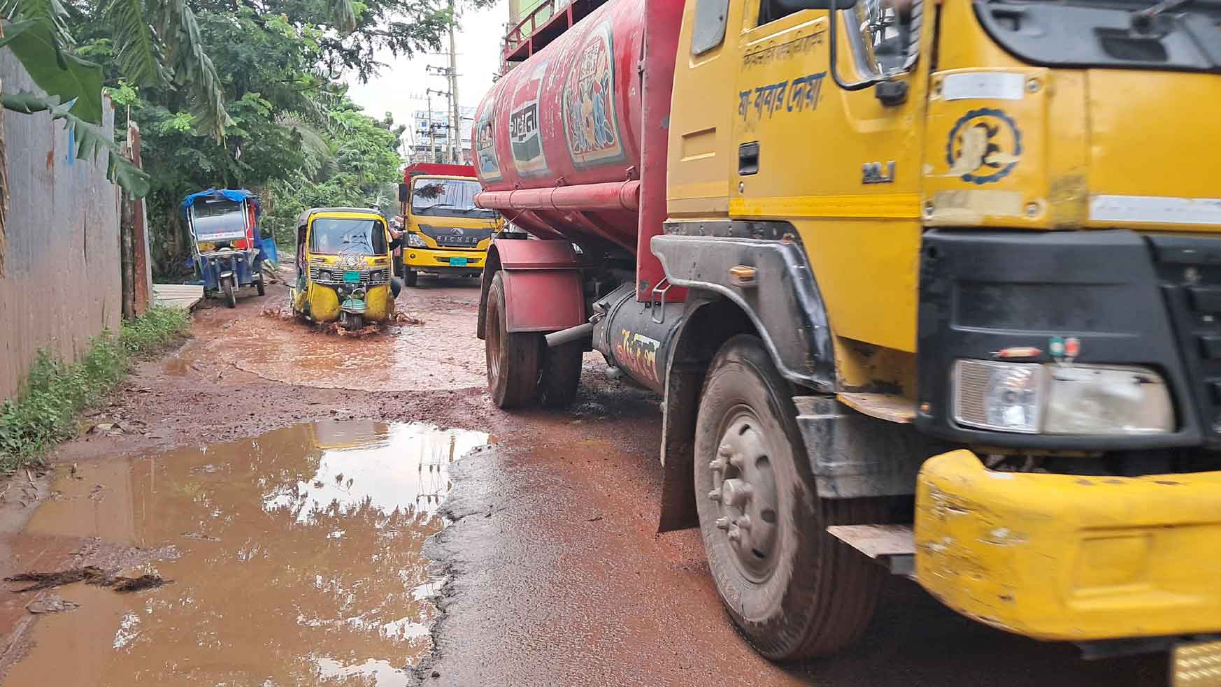সড়কজুড়ে গর্ত, চলাচলে তীব্র ভোগান্তি